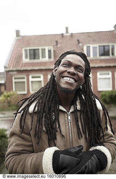 Glücklicher Rasta-Mann in einem Wohnviertel in Leeuwarden  Friesland  Niederlande