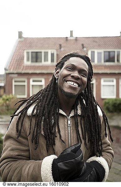 Glücklicher Rasta-Mann in einem Wohnviertel in Leeuwarden  Friesland  Niederlande