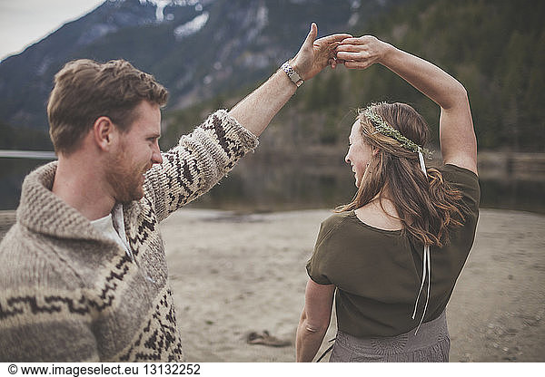 Glückliches junges Paar tanzt am Seeufer im Silver Lake Provincial Park