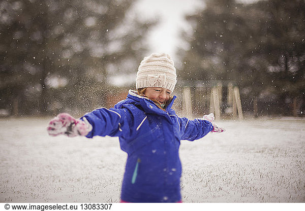 Glückliches Mädchen genießt Schnee