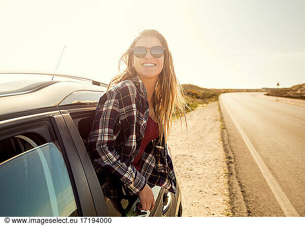 glückliches Mädchen schaut aus dem Autofenster