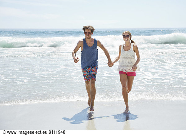 Glückliches Paar am Strand unterwegs
