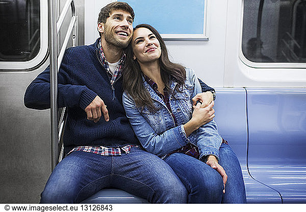 Glückliches Paar reist im Zug