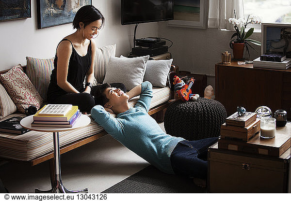 Glückliches Paar verbringt wertvolle Zeit im Wohnzimmer