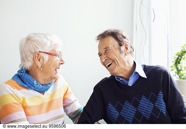 Glückliches Seniorenpaar verbringt Freizeit im Pflegeheim