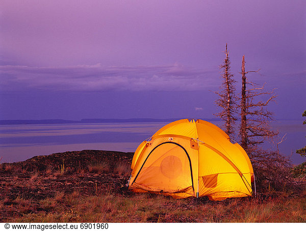 glühend  Glut  See  Zelt  groß  großes  großer  große  großen  Geographie  Kanada