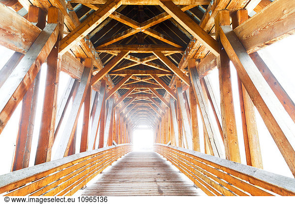 glühend Glut Sonnenlicht Holzbrücke Ende