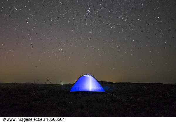 glühend Glut sternförmig Nacht Himmel unterhalb Zelt