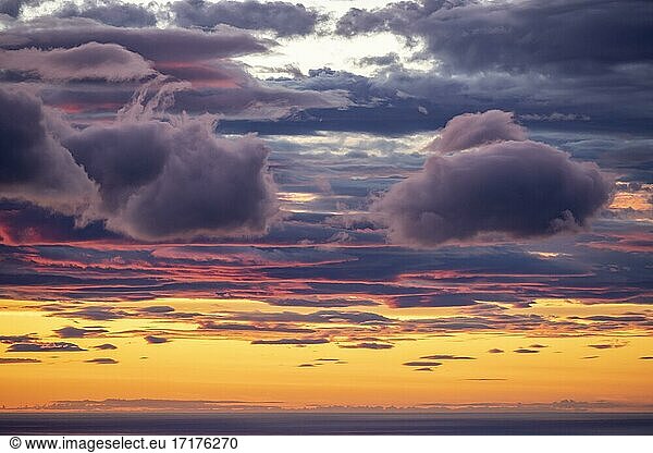 Glühender Abendhimmel  Abendrot  dramatische Abendstimmung  Sonnenuntergang mit Wolken über dem Meer  Blick vom Gipfel des Hermannsdalstinden  Moskenesöy  Lofoten  Nordland  Norwegen  Europa