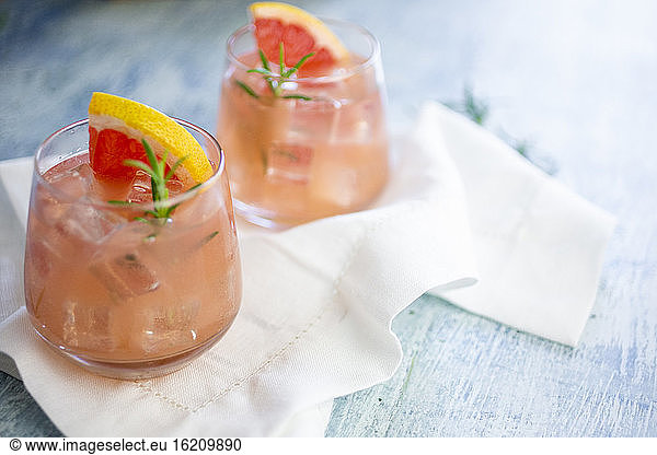 Gläser mit frischem Grapefruitsaft