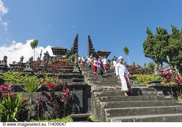 Gläubige Balinesen gehen Treppe hinunter  gespaltenes Tor  Candi bentar  Muttertempel Besakih  Bali-Hinduismus  Pura Penetaran Agung Besakih  Banjar Besakih  Bali  Indonesien  Asien