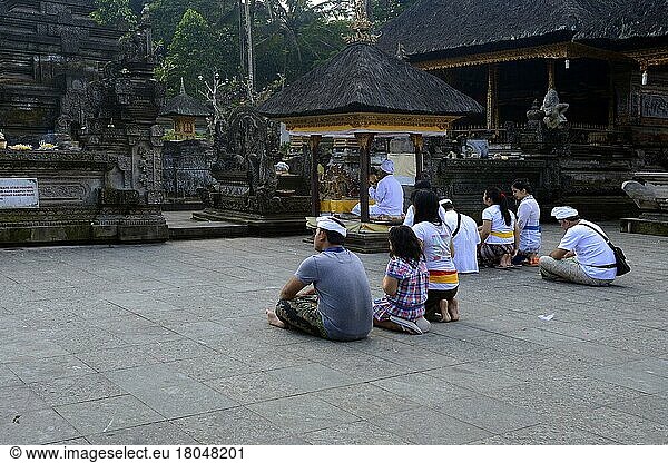 Gläubige beten  Wassertempel Tirta Empul  Bali  Indonesien  Asien