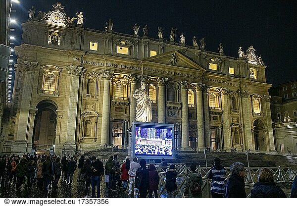 Gläubige Christen vor Petersdom betrachten Papstmesse nachts auf großem Monitor  Vatikan  Italien  Europa