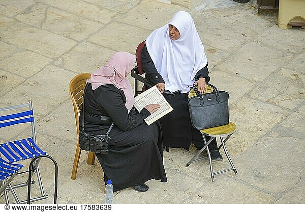 Gläubige Frauen  Goldenes Tor  Tempelberg  Jerusalem  Israel  Asien
