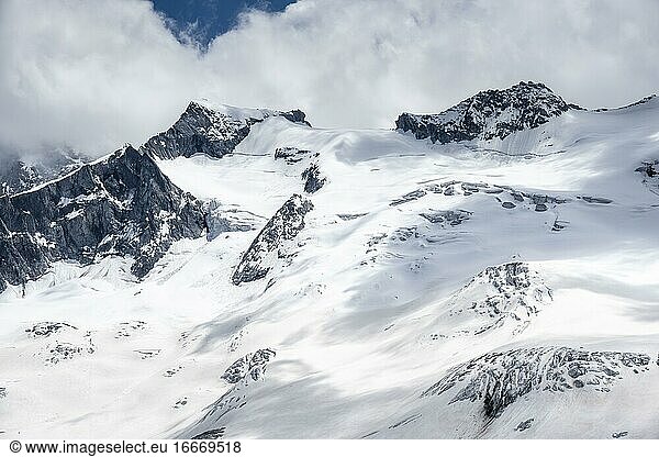 Glacial crevasses  Waxeggkees glacier  Möselerscharte  high alpine landscape  Zillertal Alps  Zillertal  Tyrol  Austria  Europe