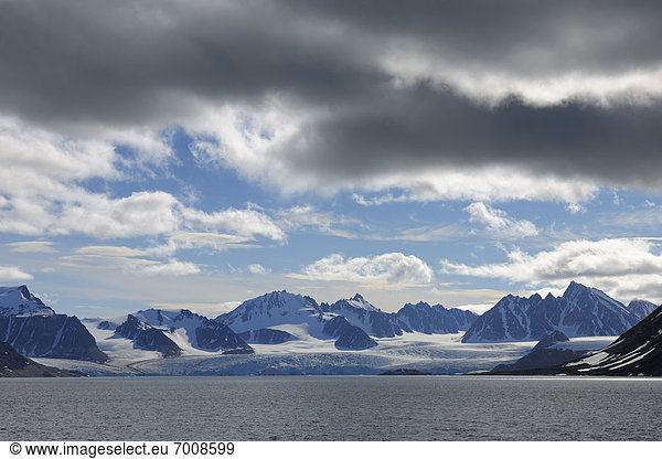 Glacier and Mountains  Magdalenefjorden  Spitsbergen  Svalbard  Norway