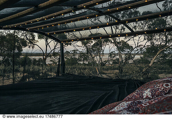 Glamping-Zelt mit Schirm im australischen Busch