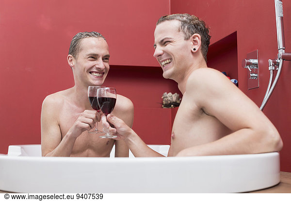 Glas lächeln Rotwein Homosexualität Badewanne