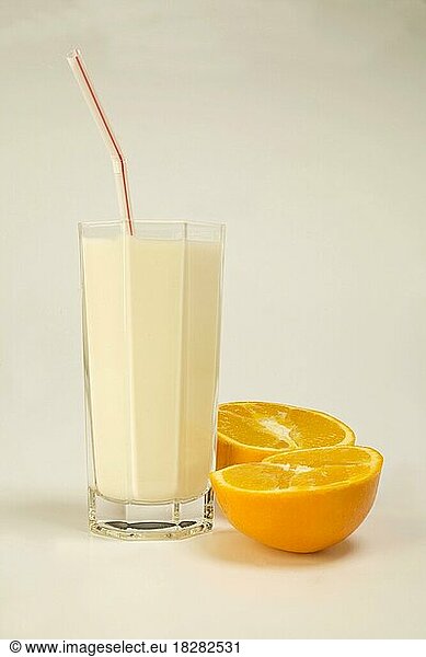 Glas Milch mit Strohhalm  Orange  Ernährung  Food