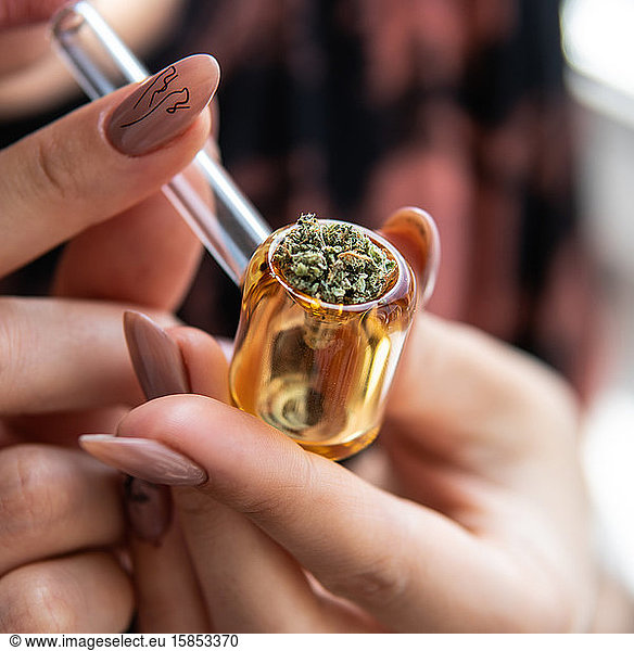 Glas-Rauchrohr zum Rauchen von Marihuana-Knospen. Weibliche Gesundheit & c