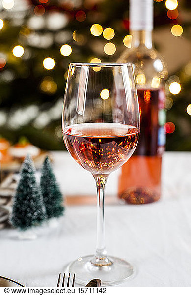 Glas Rotwein vor der Weihnachtsdekoration