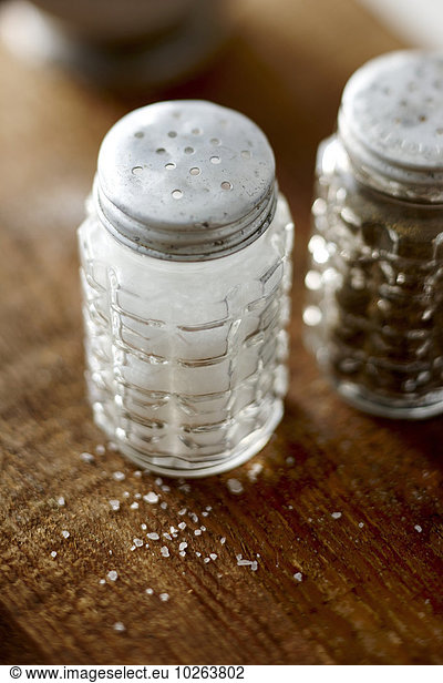 Glas schneiden verschütten Retro Pfeffer Peperoni Tisch Speisesalz Salz