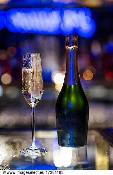 Glas und Flasche Champagner