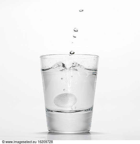 Glas Wasser mit Sprudeltablette
