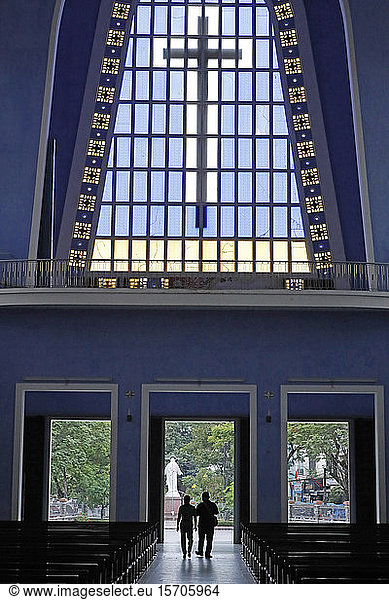 Glasfenster  Die Erlöserkirche (Kathedrale Notre Dame)  Hue  Vietnam  Indochina  Südostasien  Asien
