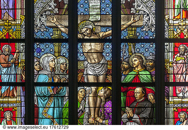 Glasfenster mit der Darstellung der Kreuzigung  St. Johannes-Kathedrale  Den Bosch; 's-Hertogenbosch  Nordbrabant  Niederlande