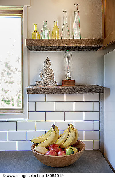 Glasflaschen mit Obstschale in der Küche arrangiert