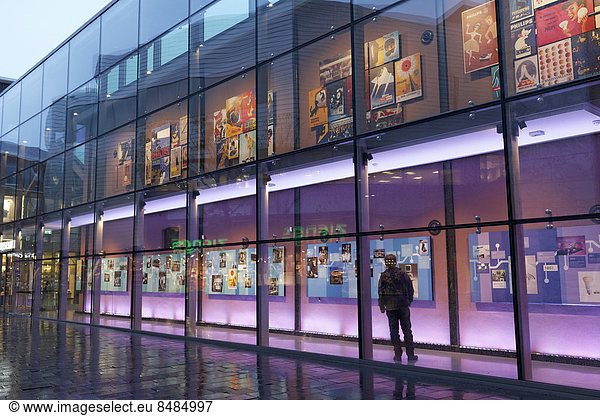 Glasgalerie mit historischen Werbeplakaten  Philips Museum  Eindhoven  Nordbrabant  Niederlande