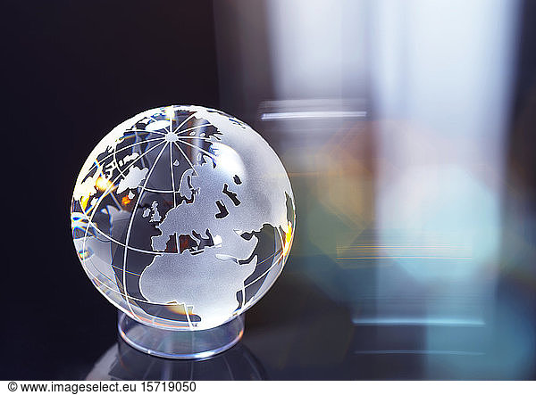 Glaskugel  die internationale Geschäfte und Handel repräsentiert
