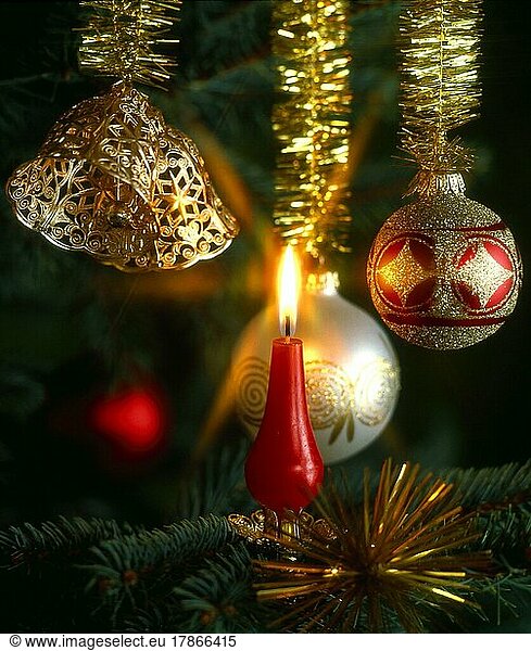 Glaskugeln und brennende Kerzen am Weihnachtsbaum  Weihnachtszeit  Advent  Glass balls and burning candles in the Christmas tree  yule tide