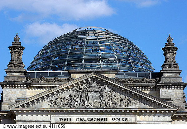 Glaskuppel auf dem Reichstag  Berlin Deutschland  Europa