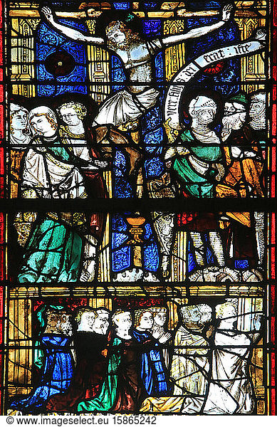 Glasmalerei aus dem 13. Jahrhundert mit der Kreuzigung  Kapelle St. Vincent und Unsere Liebe Frau von Lourdes  Kathedrale von Beauvais  Picardie  Frankreich  Europa