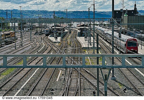 Gleise  Masten und Oberleitungen am Bahnhof Rapperswil  Schweiz  Europa