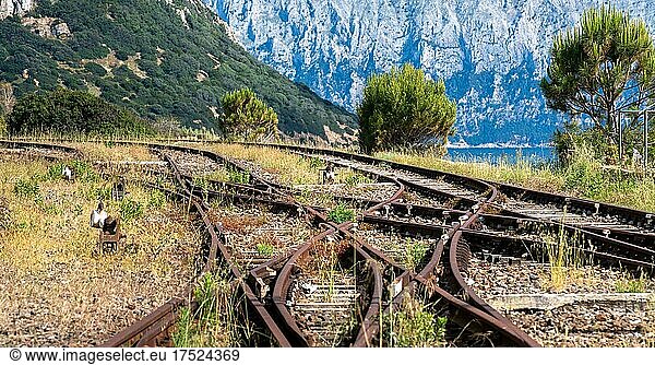 Gleise und Schienen in der Landschaft  Sardinien  Italien  Europa