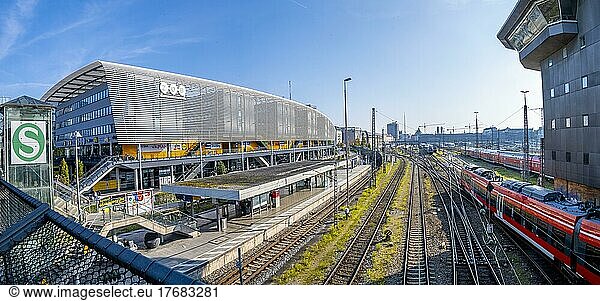 Gleise und Züge an der Hackerbrücke  S-Bahn Station  München  Bayern  Deutschland  Europa