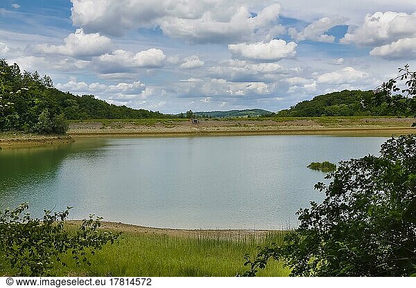 Glemser Stausee-Rundweg  Unterbecken im Braunen Jura  erneuerbare Energien  Elektrizität aus erneuerbaren Energiequellen  Grünstrom  Ökostrom  Verringerung Kohlenstoffdioxid  CO2-Ausstoß  Ökostrom Natur- und Umweltschutz  Glems bei Metzingen  Baden-Württemberg  Deutschland  Europa