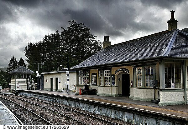 Glenfinnan Bahnhof  Bahnhofshalle  Schienen  West Highland Line  Highlands  Hochland  Schottland  Großbritannien  Europa