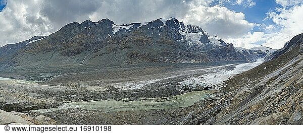 Gletscher Pasterze am Großglockner  der aufgrund der globalen Erwärmung extrem schnell schmilzt. Europa  Österreich  Kärnten.