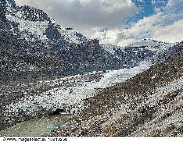 Gletscher Pasterze am Großglockner  der aufgrund der globalen Erwärmung extrem schnell schmilzt. Europa  Österreich  Kärnten.