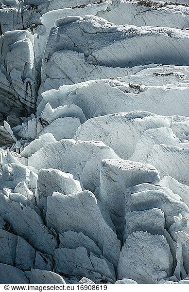 Gletschereis mit Gletscherspalten  Gletscherzunge  Detail  Glacier des Bossons  La Jonction  Chamonix  Haute-Savoie  Frankreich  Europa