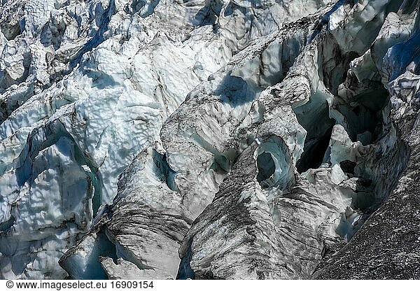 Gletschereis mit Gletscherspalten  Gletscherzunge  Detail  Glacier des Bossons  La Jonction  Chamonix  Haute-Savoie  Frankreich  Europa