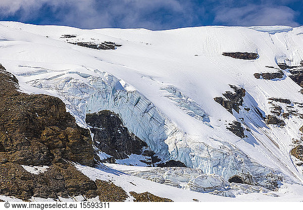 Gletschereis schwappt über Klippen in der Eastern Alaska Range; Alaska  Vereinigte Staaten von Amerika