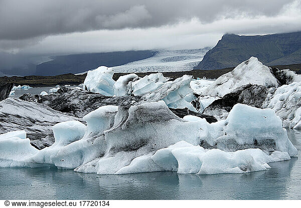 Gletscherfluss-Lagune im Djupivogur-Gebiet  das Eis des Vatnajokull-Gletschers sammelt sich  bevor es ins Meer fließt  Vatnajökull-Nationalpark; Island