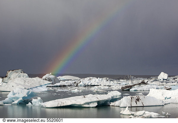 Gletscherlagune Jökulsarlon mit Regenbogen  Südisland  Island  Europa