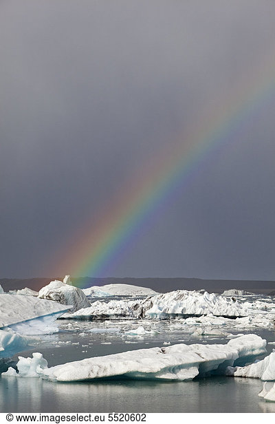 Gletscherlagune Jökulsarlon mit Regenbogen  Südisland  Island  Europa