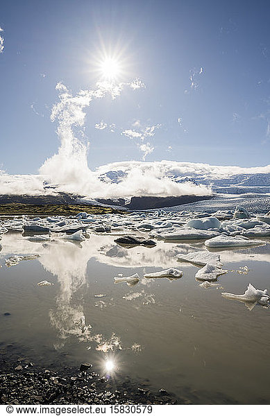 Gletscherlagune Jokulsarlon mit Gletscher im Hintergrund